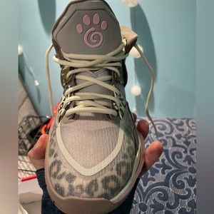 Nike Kyrie Infinity Basketball Shoes
Chick fil a edition